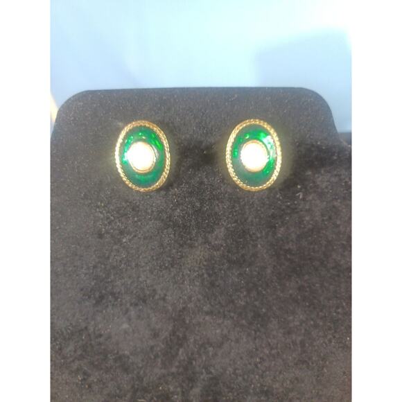 Vintage Green Enameled Faux White Pearl Pierced Round Golden Toned Earring - Picture 3 of 7
